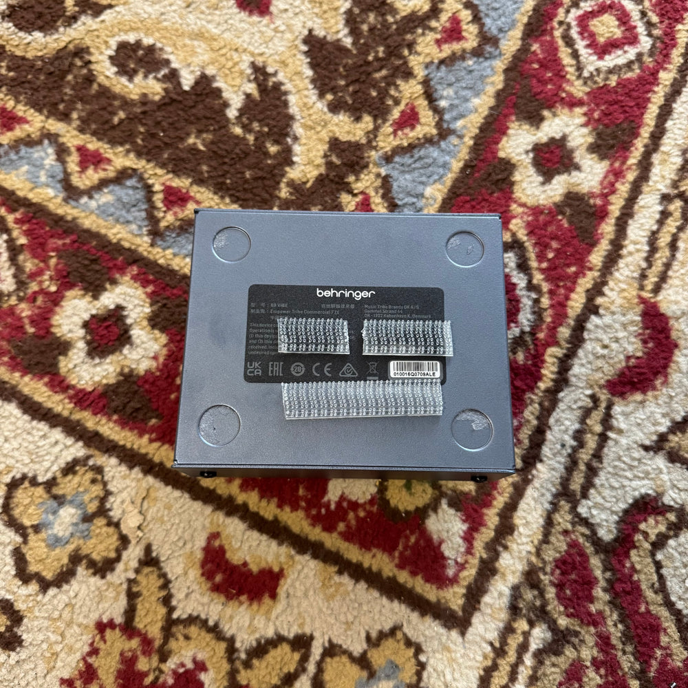 Behringer 69 Vibe Chorus / Vibrato Pedal (Pre-Owned)