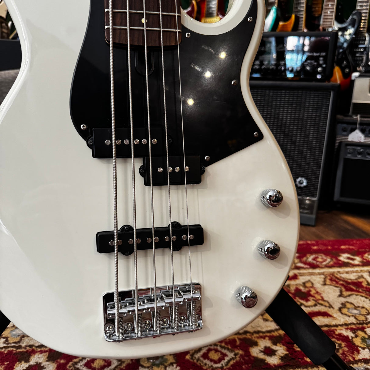 Yamaha BB235 5 String Bass Guitar Vintage White + Case (Pre-Owned)